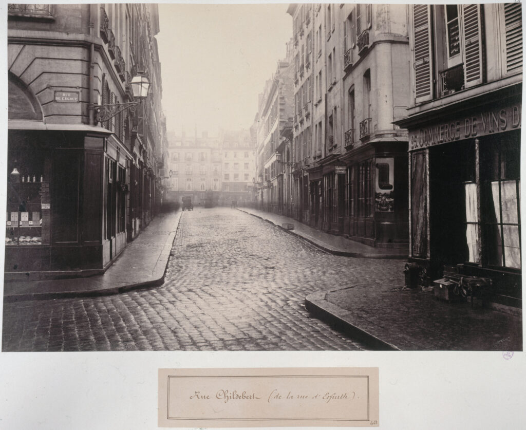 "Rue Childebert (de la rue d'Erfurth)", VIème arr.. Photographie de Charles Marville (1813-1879). Paris, musée Carnavalet.